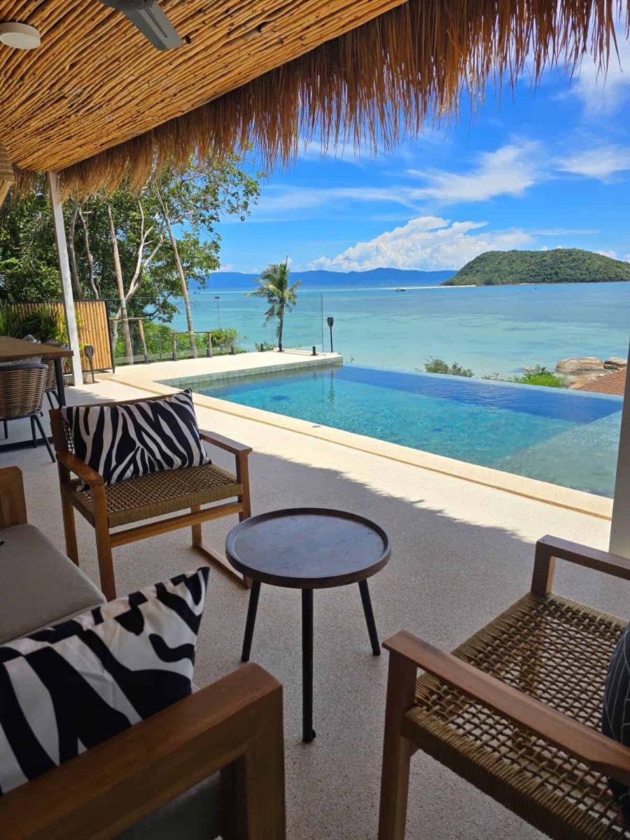 Terrasse und Infinity-Pool der Villa Lee mit Blick auf die Bucht