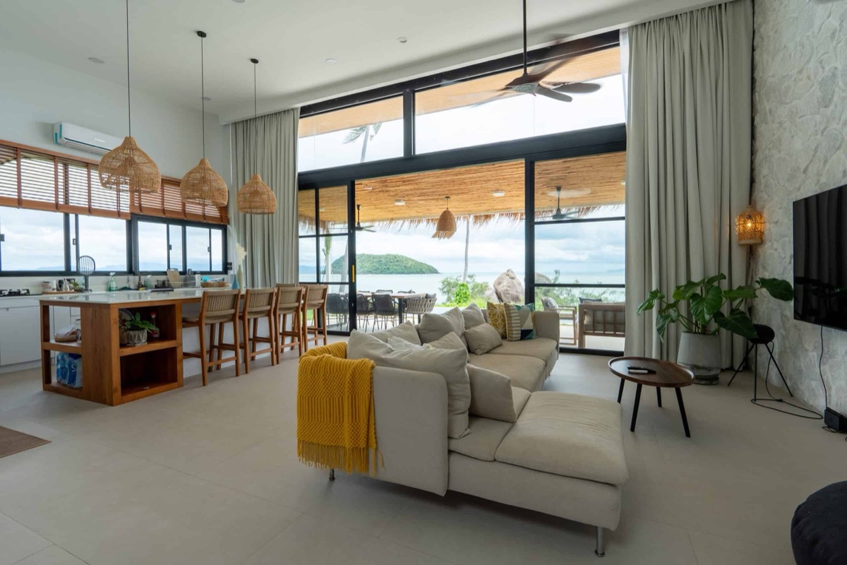 Wohnzimmer und Küche der Villa Liv mit Blick auf das Meer