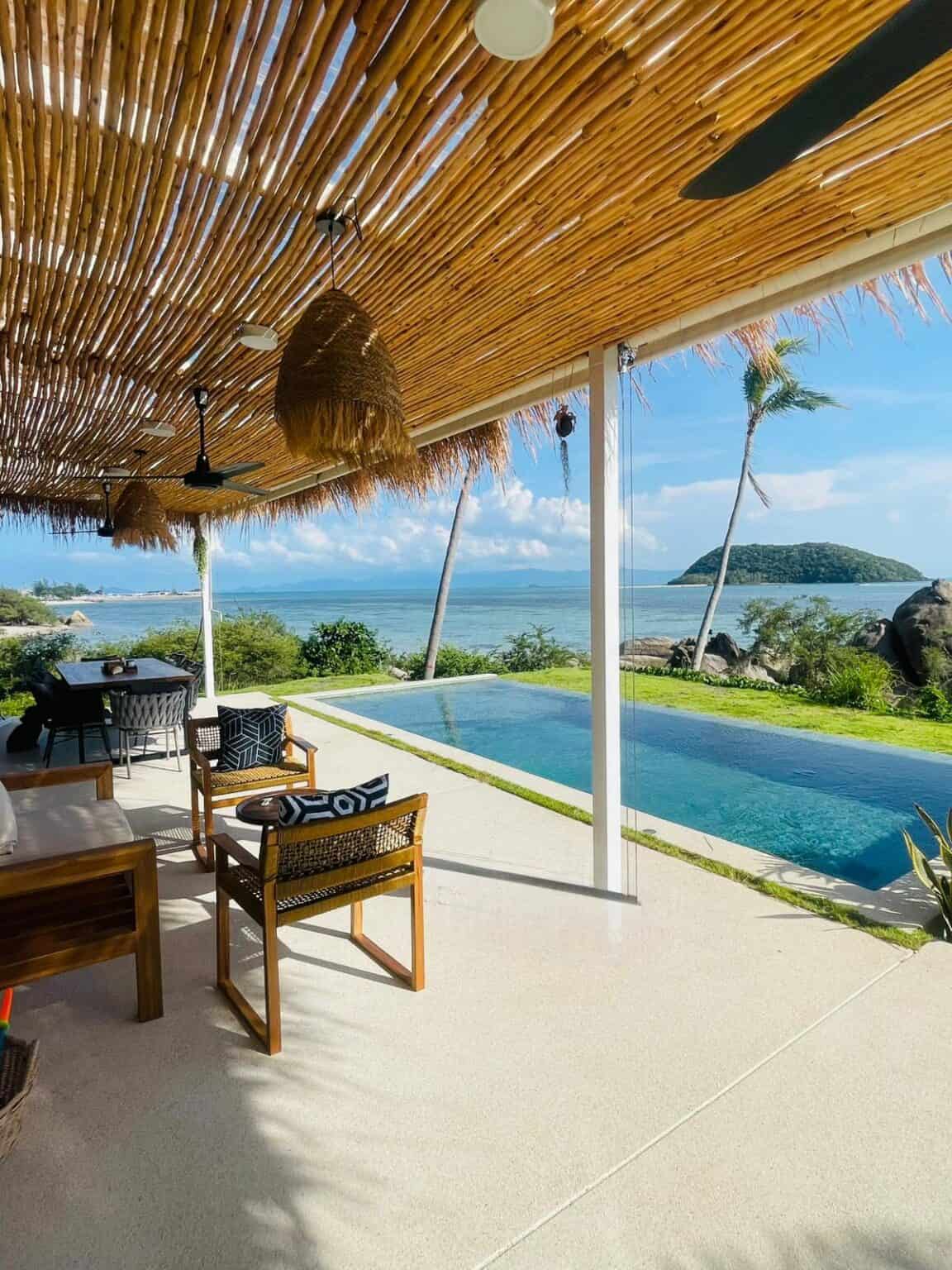 Sitaya-Terrasse und privater Pool mit Blick auf das Meer