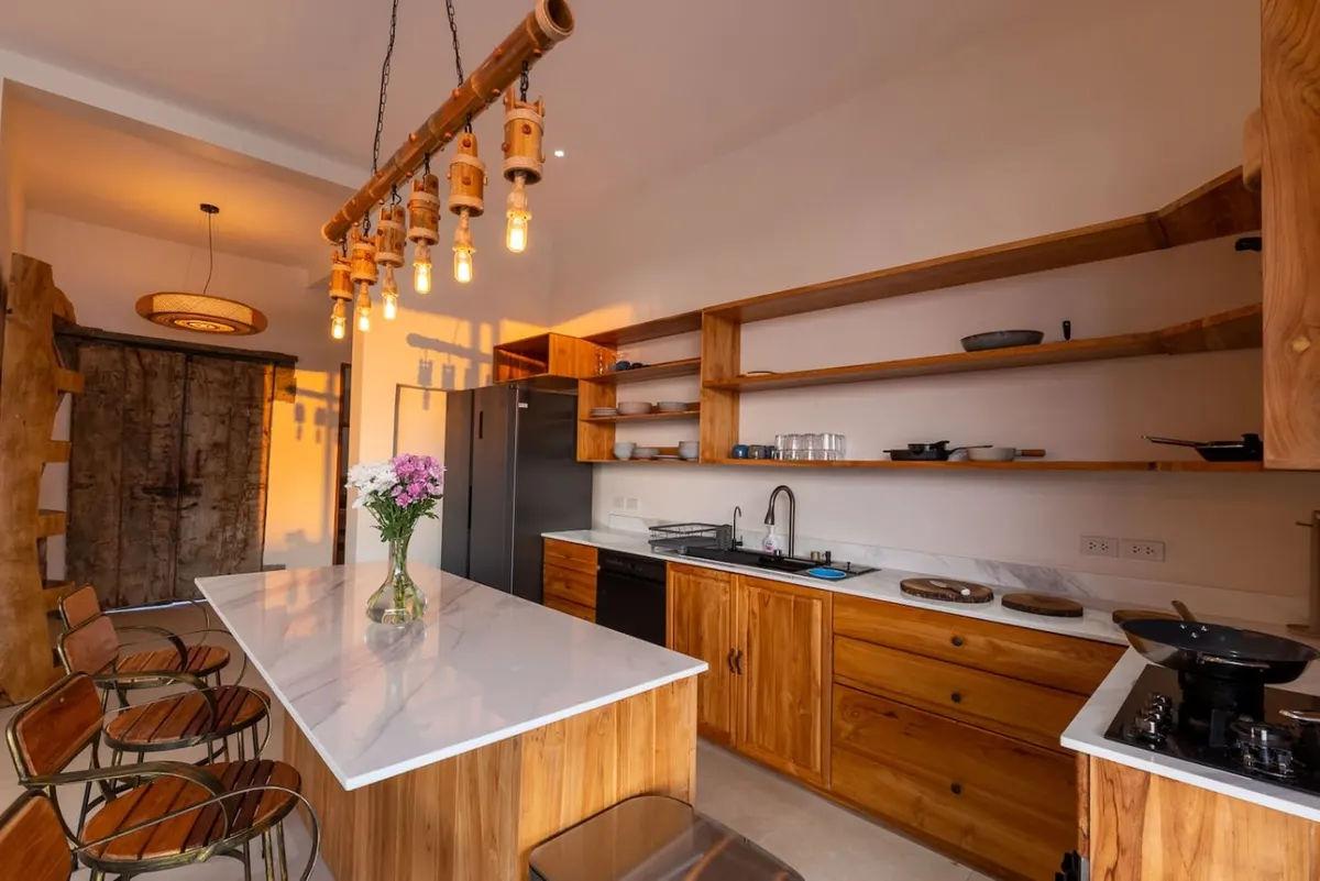Beachfront Villa Lotus, Nai Wok — full kitchen and breakfast counter — Crazy GAKKO Stay