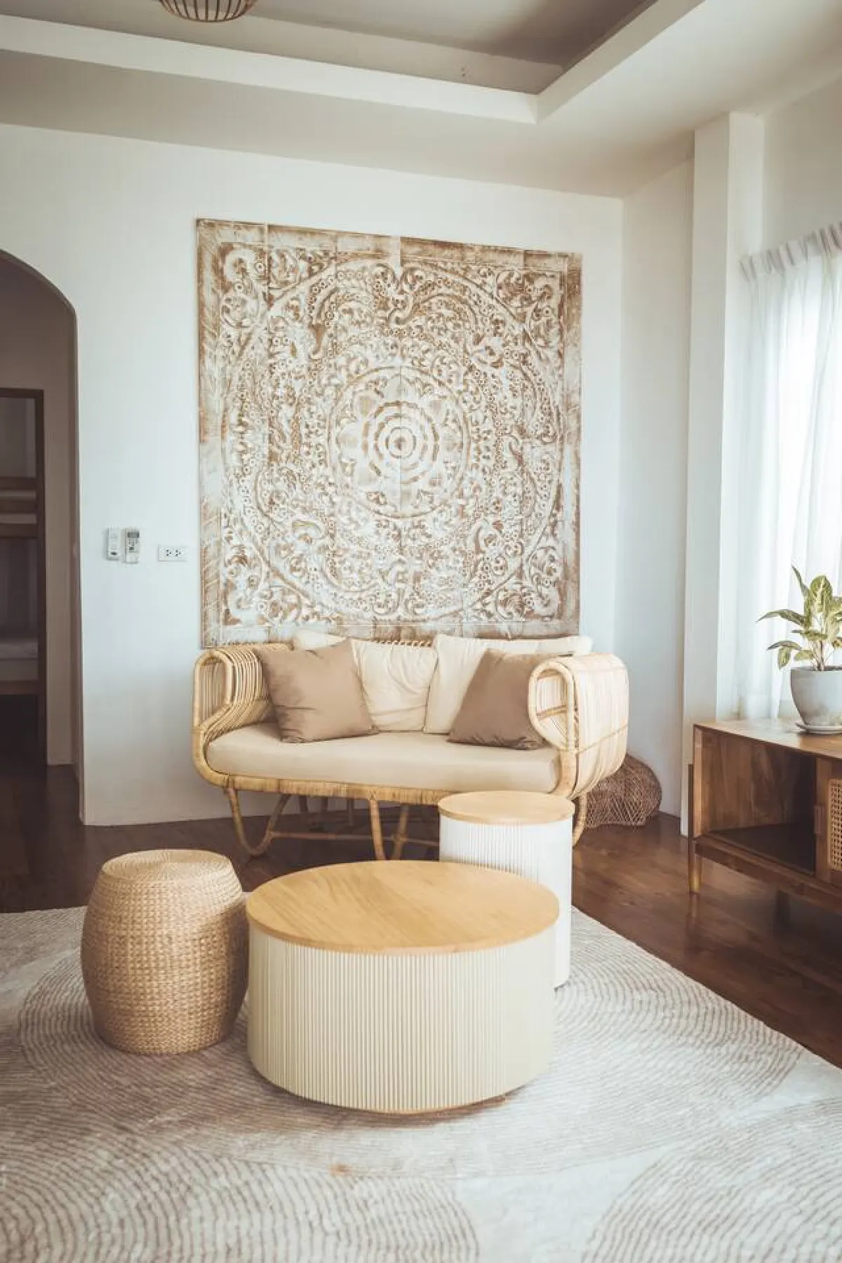 Chaloklum Beachfront Pool Villa, Chaloklum — seating corner with decorative wall art — Crazy GAKKO Stay