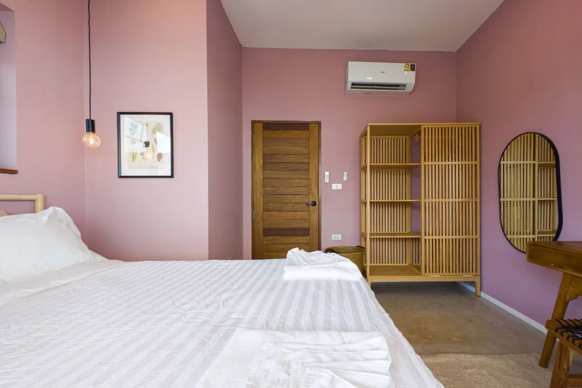 Chi Villa, Haad Yao area — third bedroom with pink wall — Crazy GAKKO Stay