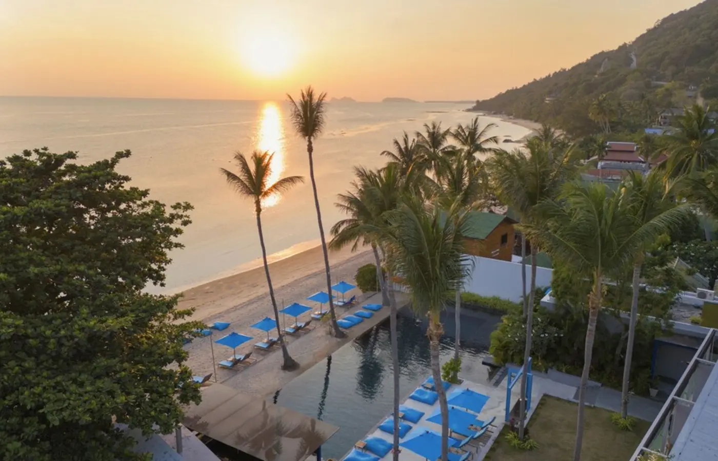 Sunset pool and beachfront at Explorar Koh Phangan — Crazy GAKKO Stay