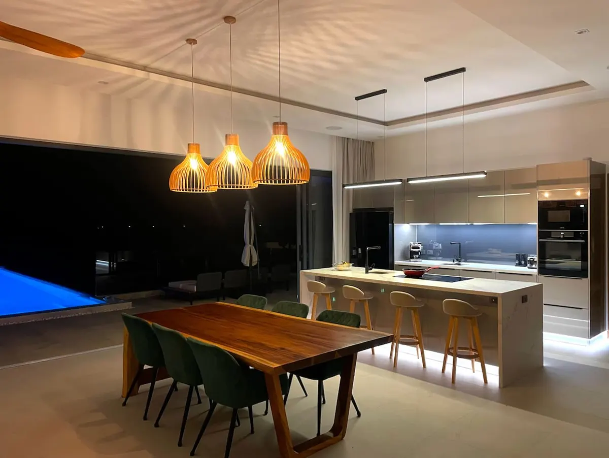 Imagine Amazing Villa, Haad Yao — modern kitchen and dining area — Crazy GAKKO Stay
