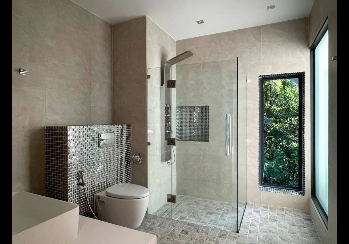 Imagine Amazing Villa, Haad Yao — contemporary bathroom — Crazy GAKKO Stay