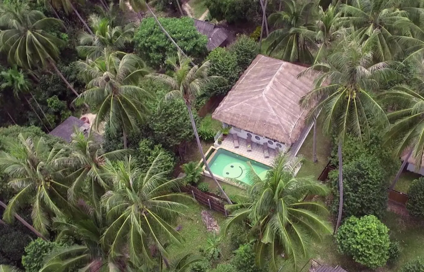 SandShine Villa and private pool among coconut palms — Crazy GAKKO Stay