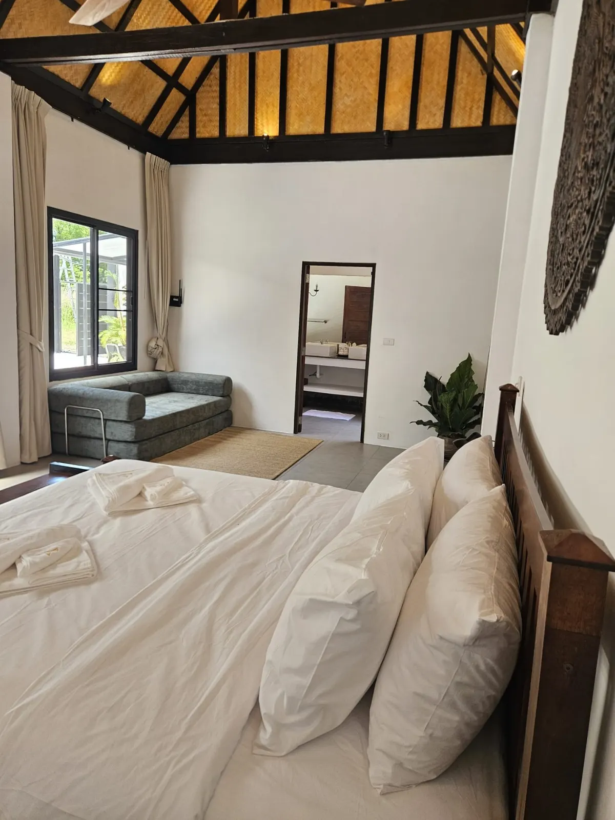 Shangrila, Srithanu, Koh Phangan — bedroom with garden-facing window — Crazy GAKKO Stay