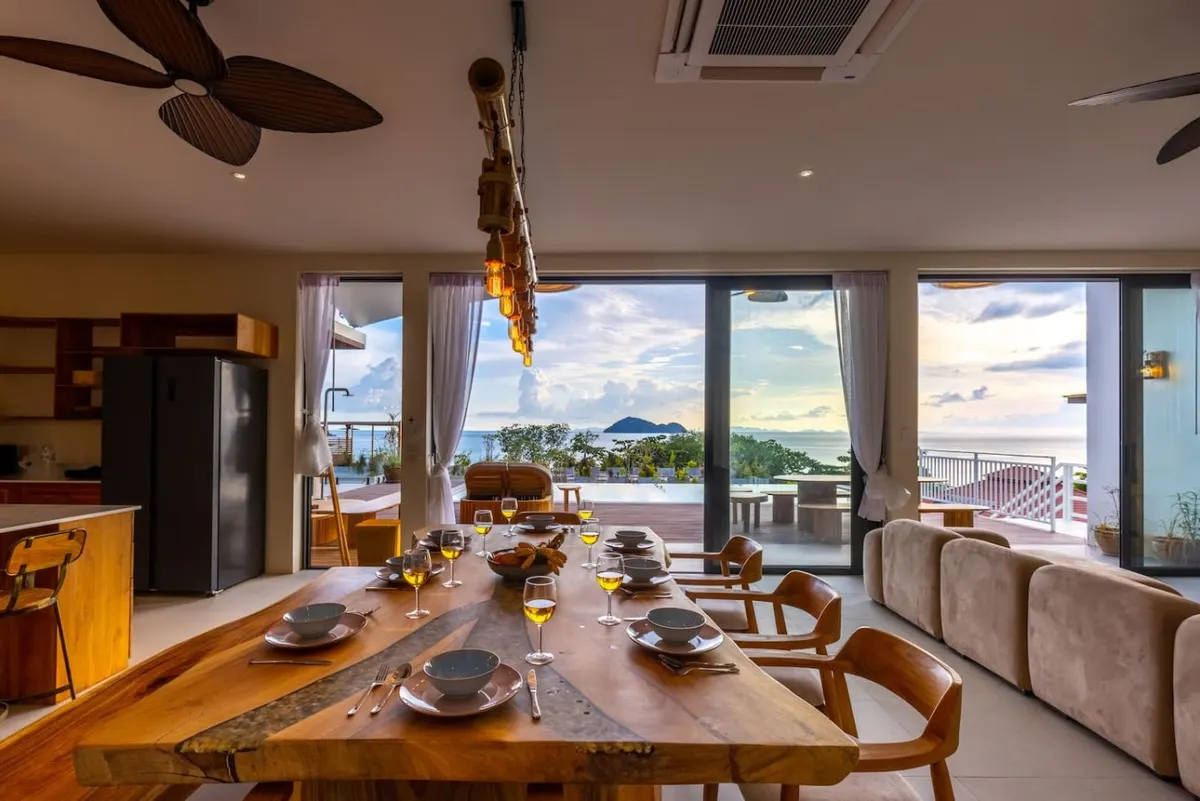 Villa Bodhi, Nai Wok — bedroom with wide windows — Crazy GAKKO Stay