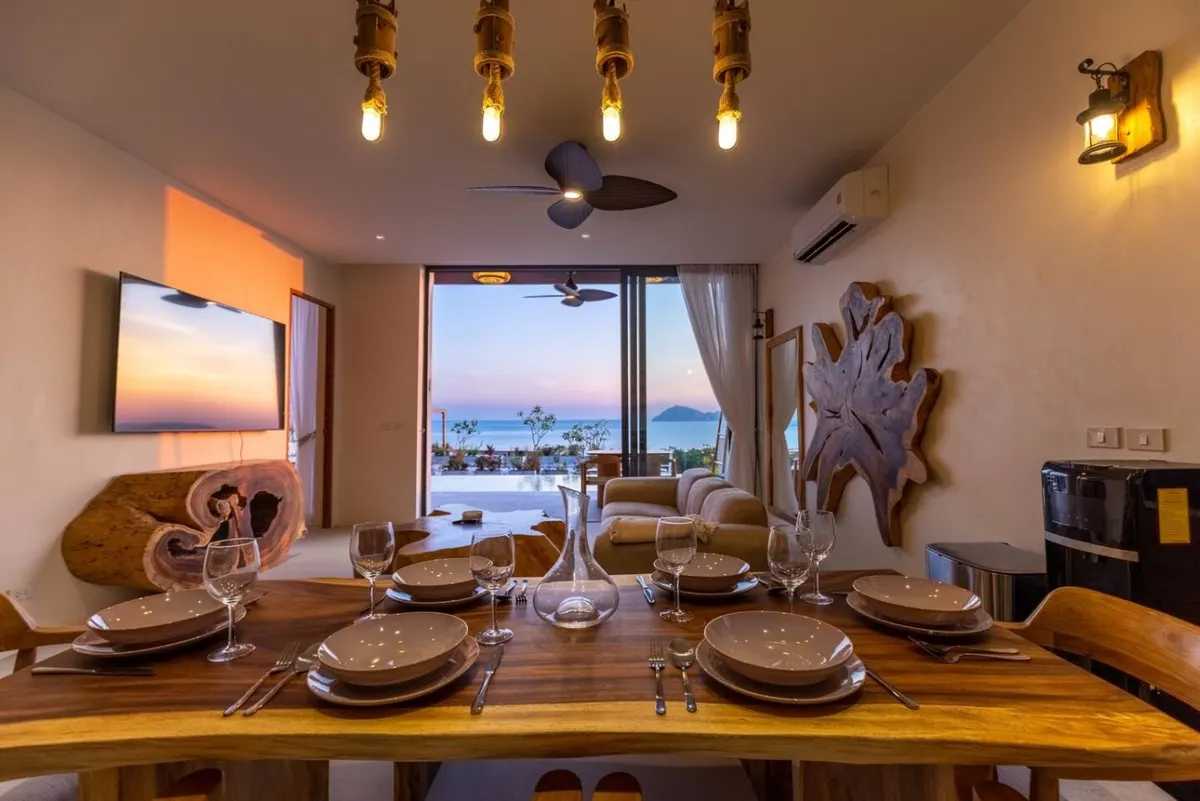 Villa Kinnary, Nai Wok — living and dining room with sea view — Crazy GAKKO Stay