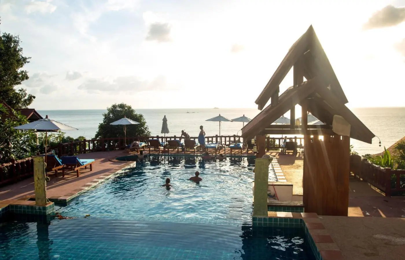 Sunset over the pool at Zama Resort Koh Phangan — Crazy GAKKO Stay